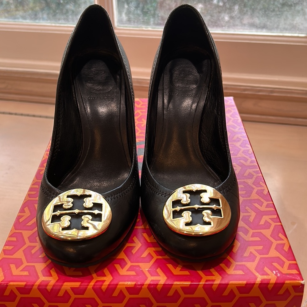 Tory Burch Sophie Black Leather Gold Logo Wedges 5.5